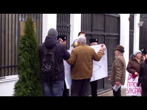 Curaj.TV - Carabinierii apără violent ambasada Rusiei