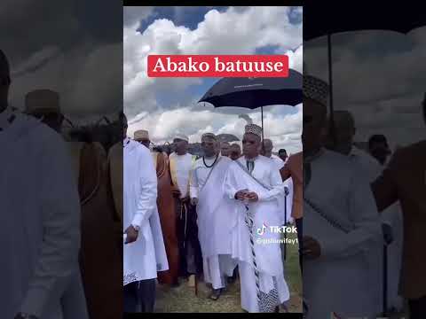 Frank Gashumba n'abalala nga batuuka gyebazaala omugole omukazi