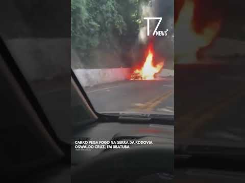 Carro pega fogo na Rodovia Oswaldo Cruz, em Ubatuba, e provoca lentidão no trecho de serra