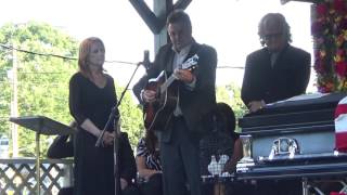 Vince Gill , Patty Loveless, Ricky Skaggs / Go Rest High On That Mountain