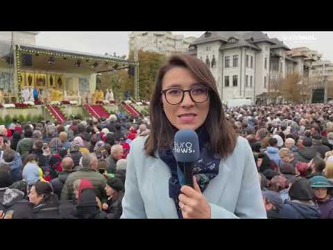 13.500 de pelerini au petrecut noaptea în frig pentru a se închina la moaştele Sfintei Parascheva