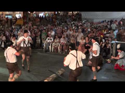 Grupo Folclórico Alpino Germânico Apresentando da dança dos lenhadores