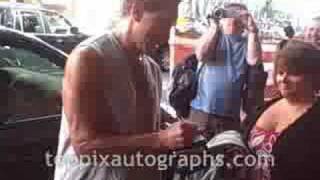 Стив Гуттенберг общается с поклонниками и раздает автографы