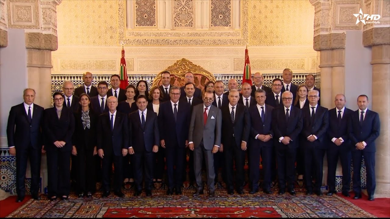 بالفيديو .. الملك يستقبل أعضاء الحكومة في صيغتها الجديدة
