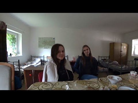 Дівчата в сльозах після першого робочого дня в Німеччині