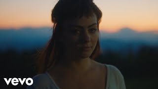 Kadr z teledysku Lark tekst piosenki Angel Olsen