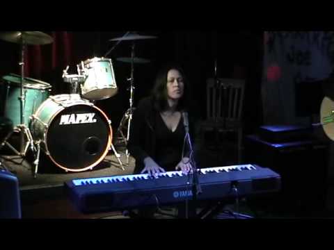 Melissa Trinchere - 'Slow and Broken' (Live)