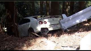 [討論] 日本一台GTR R35在山路失控,衝出護欄撞進斜坡下的樹林