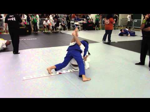 Denitza Salgado, Pitbull Vs Naylea Beltran, Pitbull