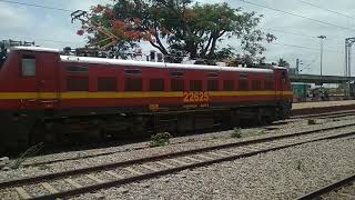 preview picture of video 'Mysore Jaipur express blasting with WAP4 loco near Maddur'