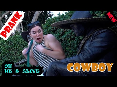 What would you do if it moves? Hahahah statue prank. luco patung