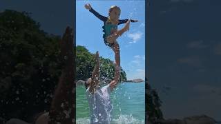 Lucca e Bella mergulham no mar da praia secreta em BC 🤩🤿