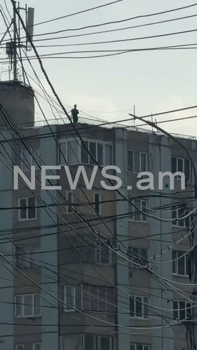 Ուժայինները Նոր Նորքում շարունակում են շենքերի տանիքներից հսկել Փաշինյանին