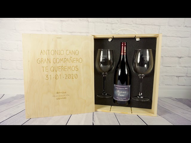 Vídeo relacionado con CALLE DEL REGALO Kit de Vino Personalizado: Caja de Madera + Botella de Vino Tinto + 2 Copas de Cristal | Todo Personalizado | Regalo Original para Cumpleaños, Aniversario y Jubilación