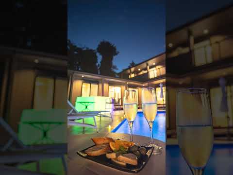 空中に吊られたスイミングプールからは、イタリアのプステリア渓谷の素晴らしい景色を眺めることができます。  庭園