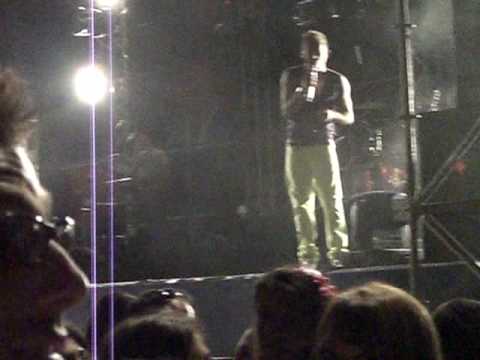 CAGLIARI 06/09/09 MARCO LEGGE IL CARTELLO DELLA  "COMBRIKKOL@ DI MARCO CARTA"