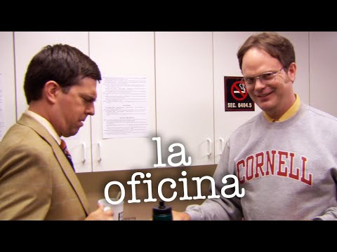 Dwight se viste de Cornell | The Office Latinoamérica