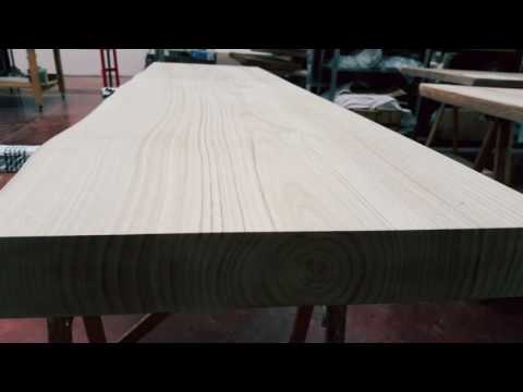 Mensola piano lavabo in legno massello di castagno prima fase di finitura dopo la carteggiatura