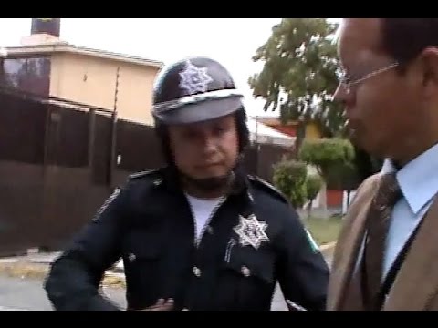 Inspector sorprende a policías extorsionando a conductora
