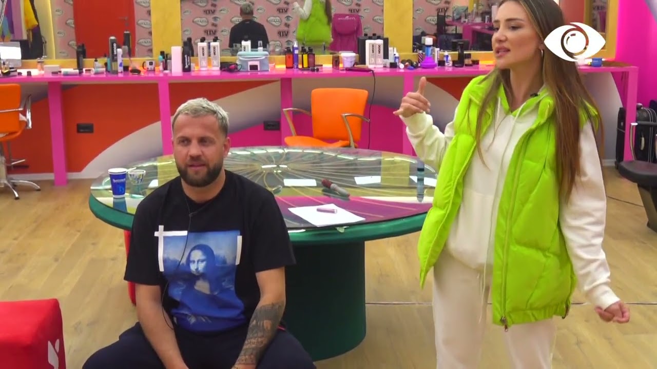 Luizi ndihmon Kiarën me provat e këngës