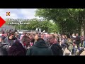 Uitgelaten sfeer bij het vertrek van de supporters op parkeerterrein 't Laar in Tilburg