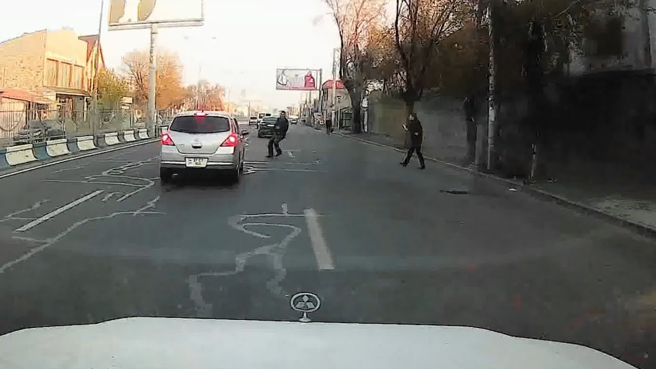 Զգուշացիր, մեքենա է