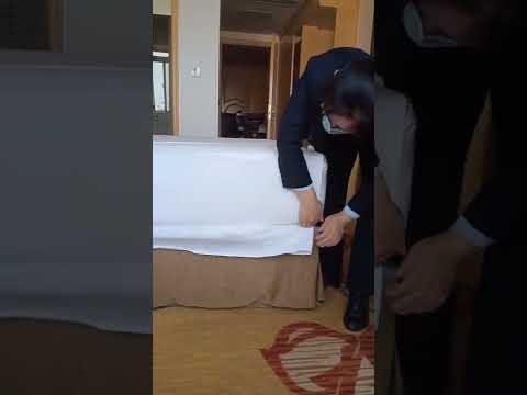 Maestra en hoteleria motrando como tender la cama perfectamente #shorts