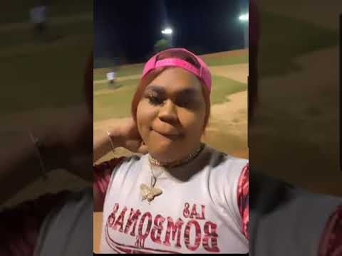 La Kisty celebrando un "homerun" en el parque de pelota
