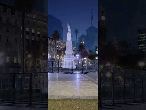 Granaderos del Gral San Martín,  izando  la Bandera Argentina,  en Plaza De Mayo.. #argentina