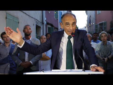 فرنسا القيادي اليميني المتطرف إريك زمور يتعرض للرشق بالبيض خلال حملته الانتخابية في كورسيكا