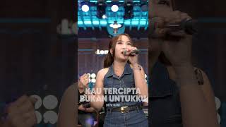 Download lagu Kau Tercipta Bukan Untukku - Diva Hani ( Live Lembayung Music ) #divahani #kauterciptabukanuntukku mp3
