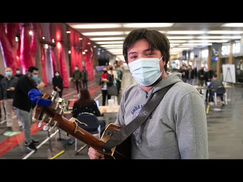 Singer-songwriter Émile Bilodeau sings for people waiting to be vaccinated