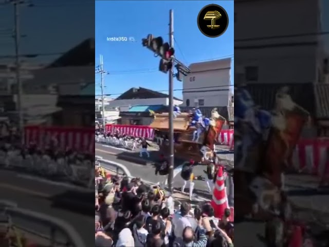 Una carroza tradicional de cuatro toneladas vuelca en plena curva durante un festival en Japón