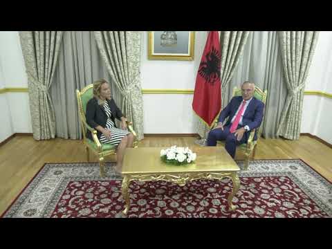 Report TV - Kryemadhi mbërrin në Presidencë, VIDEOTAKIMI me Presidentin Meta