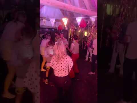 DJ Mister Jones tijdens feest in Bathmen