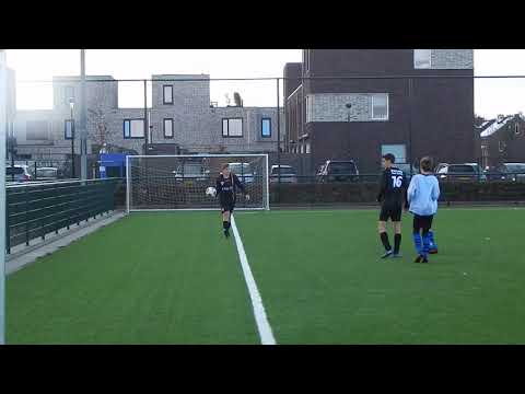 Twee ingrepen van de scheids, bij inworp en hoog been.