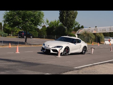 Toyota GR Supra 2019 – Maniobra de esquiva (moose test) y eslalon | km77.com