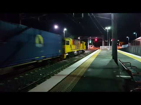 Aurizon's 2811 passes Lawnton Station working #Y796 04/01/2018.