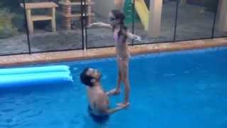 preview picture of video 'JUGANDO CON DAVID Y LAURA EN LA PISCINA'