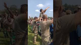 Download lagu Tentara Amerika joged maumere nantikan video lengk... mp3