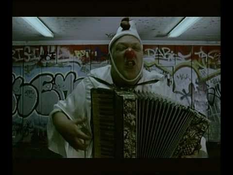 Hollywoodoo - Karmolok, harapok [Official Video] [HQ]