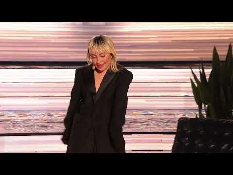 Daria Marx jako Miley Cyrus "Flowers"