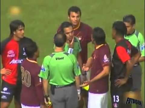 Rubens Sambueza agrede al arbitro Rafael Medina en el Cuadrangular Estadio Jalisco 28 diciembre 2010