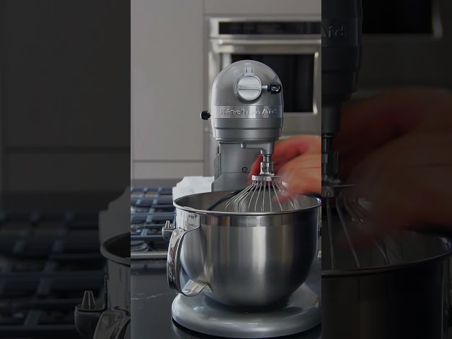 Vídeo relacionado con Batidora Amasadora 2000W, Facelle Amasadora de Pan Repostería Multifunción Tazón de Acero Inoxidable de 6,2LGancho para Masa,Batidor Plano, Batidor,Protector de Salpicaduras(Rosa)