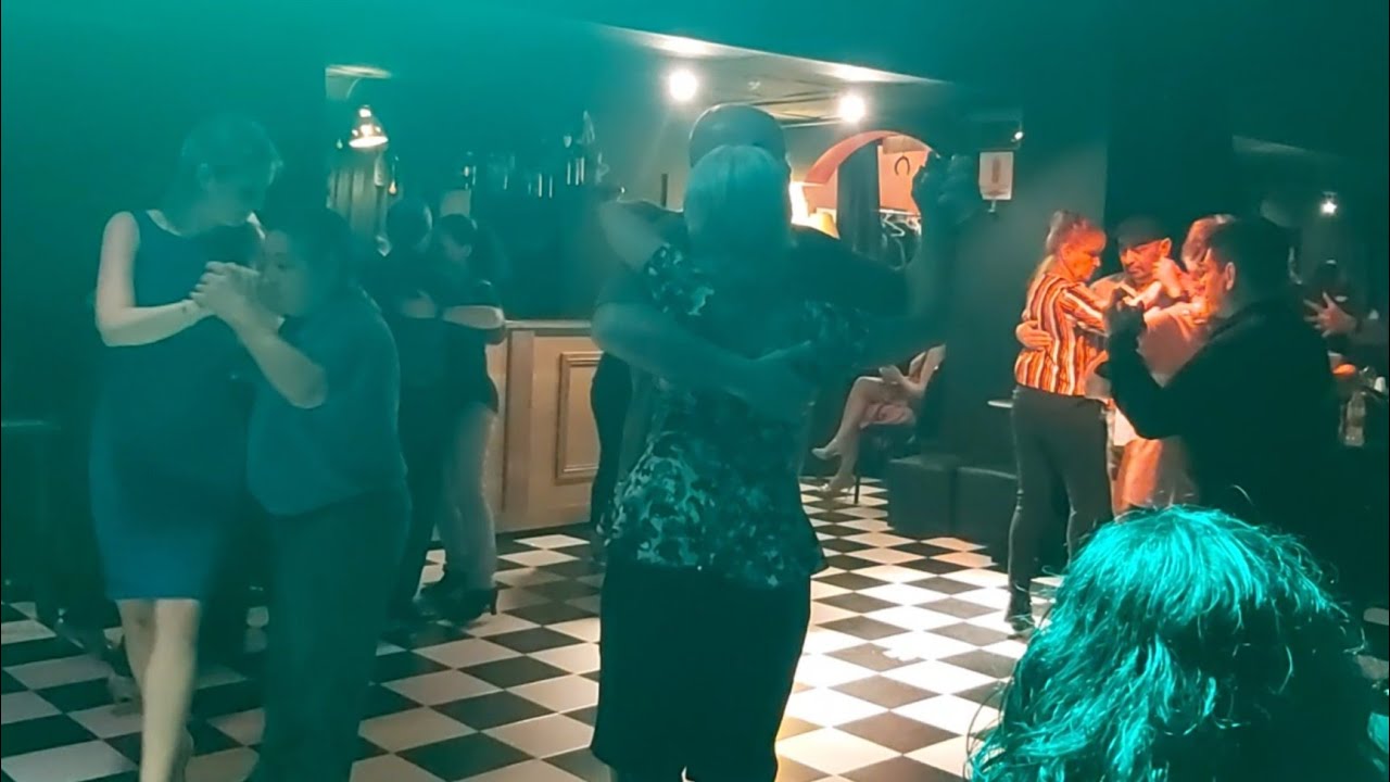 03/09/22 Tanda de Vals de Aníbal Troilo con Floreal Ruiz. TDJ Aldo Orrego Milonga RECUERDO Ushuaia