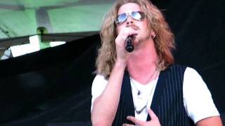 Hold a woman Bucky Covington