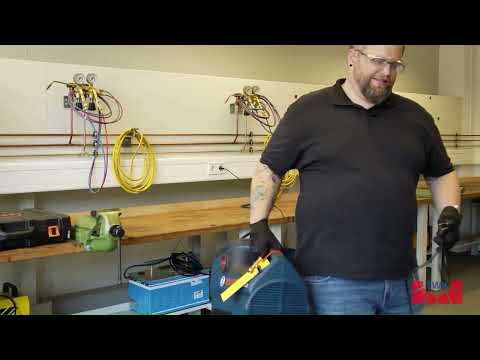 Servicearbeiten an einer R290 Wärmepumpe