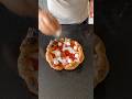 Pizza De Pepperoni Com Ricota De Búfala E Borda Recheada Com Tomate E Mozzarella De Búfala Fresca