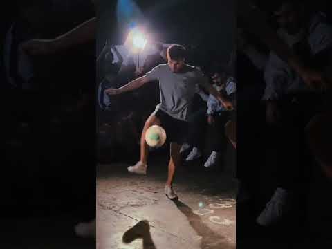 Swinging those legs like CRAZY 🇺🇸#freestylefootball ✨️ [Pat Shaw]