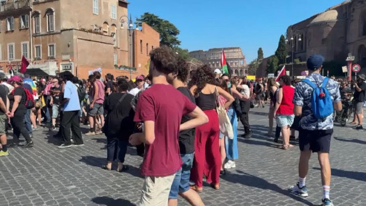 Le immagini all'interno del corteo antifascista al Colosseo